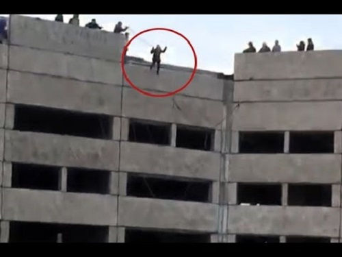  بالفيديو: سقوط فتاة من الطابق العاشر واصطدامها بالأرض بقوة
