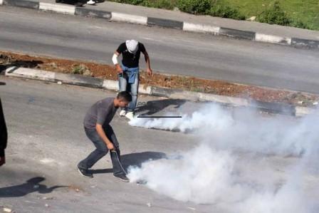 إصابة ثلاثة مواطنين 'بالمطاط' و11 بالاختناق في بلدة عزون

