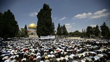 30 ألفاً أدوا الجمعة في المسجد الاقصى

