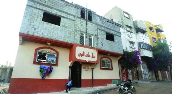 أول فلسطيني من غزة يسكن منزله بعد أكثر من عام على تدميره
