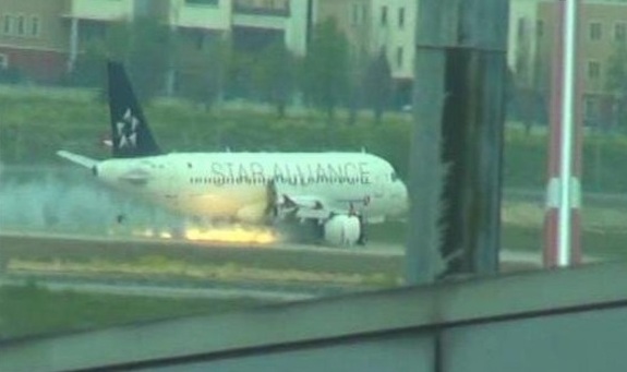 فيديو| لحظة اشتعال النيران في طائرة تركية فور إقلاعها