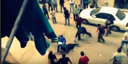 بالفيديو..رجل يحاول ذبح زوجته في الشارع