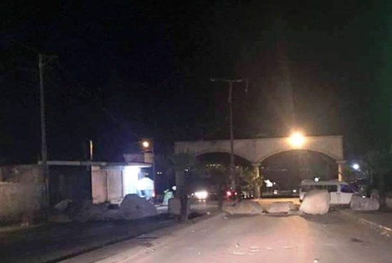 إغلاق مدخل الرام الرئيسي بالمكعبات الاسمنتية