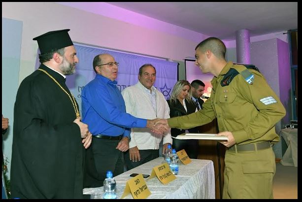 وزير جيش الاحتلال يدعو لتجنيد المسيحيين في الجيش
