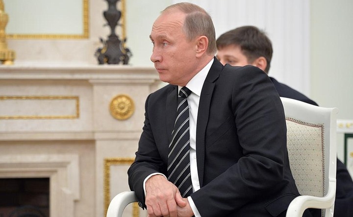 لماذا لا يحرك بوتين ذراعه اليمنى؟ (فيديو)