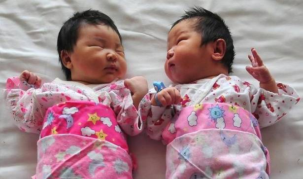 الصين تصادق على قانون إنجاب طفلٍ ثانٍ
