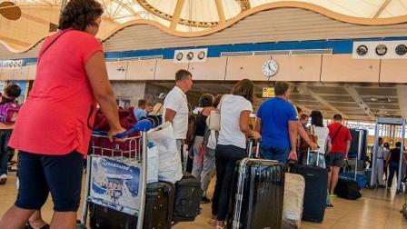 شركات طيران تمدد حظر رحلاتها من بريطانيا إلى شرم الشيخ
