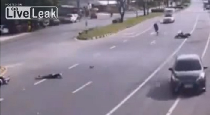 فيديو.. شاب نجا من حادث سير ليموت بأخر بعد 15 ثانية !!