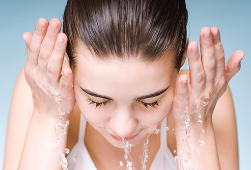 أهم ١٠ أخطاء نرتكبها أثناء غسل الوجه!