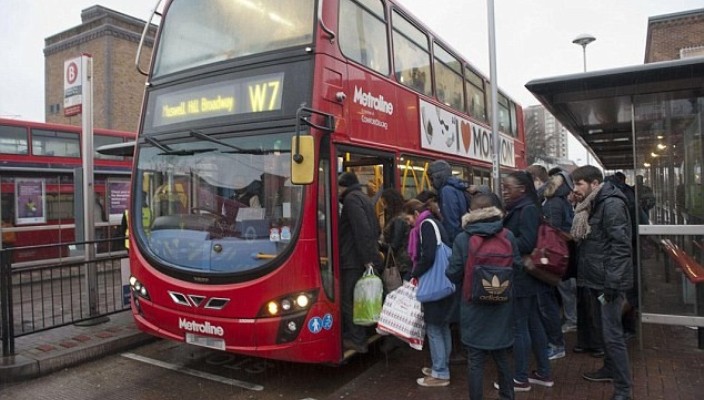 فتاة مسلمة في بريطانيا: اعتقدت أني لن أغادر الباص حيَّةً