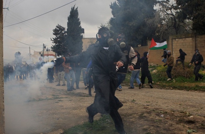 الاحتلال يقمع مسيرة في القدس تطلب باسترداد الجثامين
