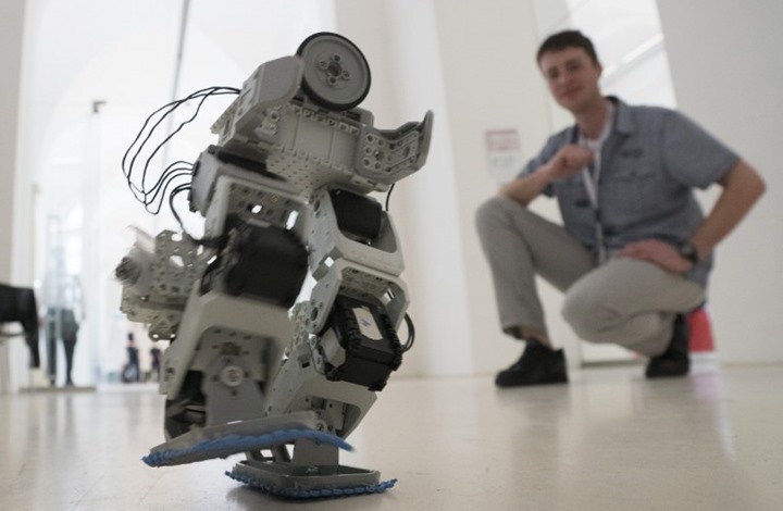 تصنيع روبوت مهمته تعليم أطفال اللاجئين اللغة الألمانية