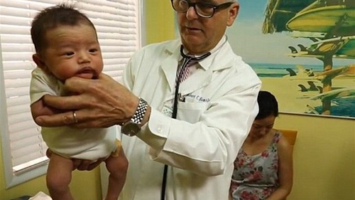 بالفيديو: طبيب يكشف الطريقة الأفضل لتهدئة الطفل أثناء البكاء
