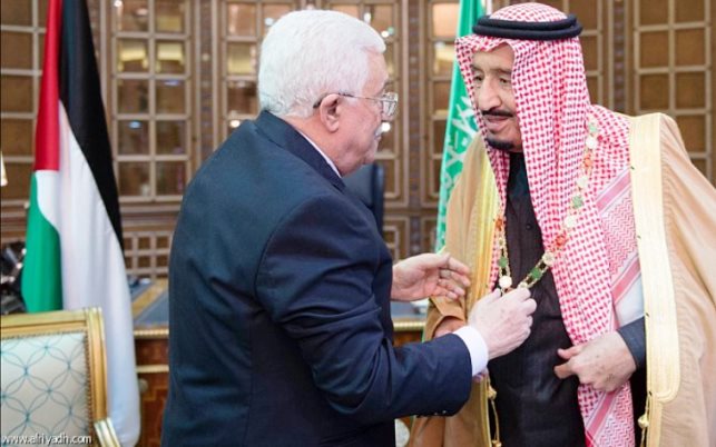 الرئيس عباس يكرم الملك سلمان بـ 
