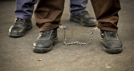 محاكم الاحتلال تمدد فترة اعتقال 82 أسيراً وتثبت الإداري لـ 18 أخرين
