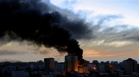 طيران الاحتلال يقصف موقعاً شرق مدينة غزة