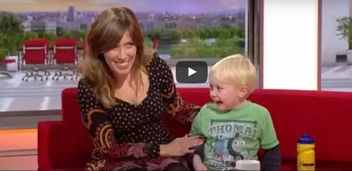 فيديو: طفل يُنهي مقابلة والدته ويُحوّل الاستديو إلى ساحة لعب