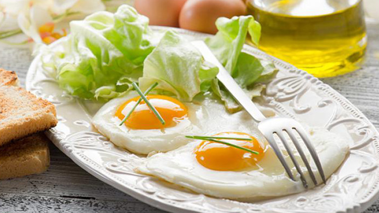 هل يسبب تناول البيض أمراض القلب ؟