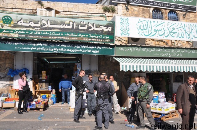 بلدية الاحتلال في القدس تزيل لافتات محال تجارية من سوق المصرارة