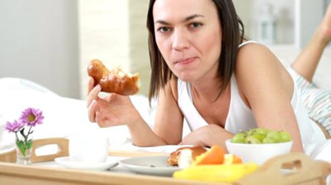 7 عادات يجب أن تتوقف عنها بعد تناول وجبة للغداء 