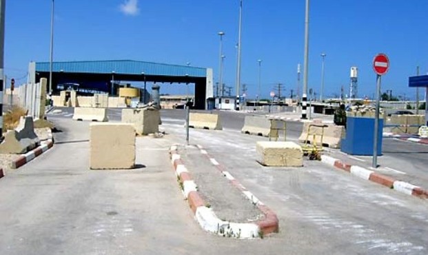 إسرائيل تعتقل تاجرا فلسطينيا من غزة على معبر 