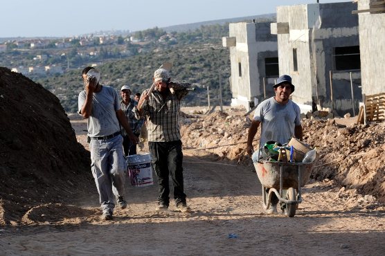 شرطة الاحتلال تعتقل 32 من العمال الفلسطينيين في الداخل المحتل
