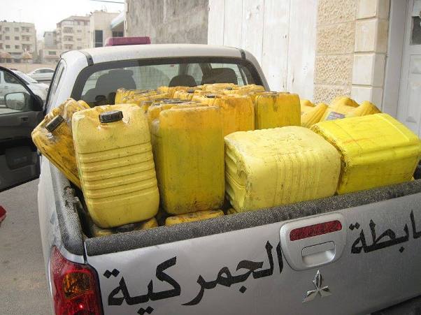الضابطة الجمركية تتلف 800 لتر زيت من مخلفات المطاعم الإسرائيلية 

