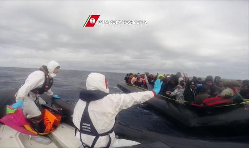 انقاذ 600 مهاجر على متن ستة زوارق قبالة السواحل الايطالية