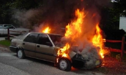 مجهولون يحرقون سيارة قيادي من 