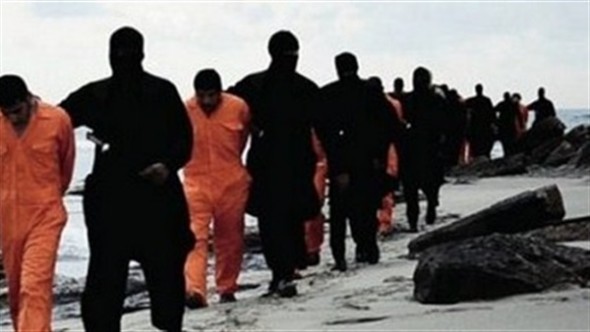 قائد الذبح بريطاني.. داعشي يكشف تفاصيل اللحظات القاسية الأخيرة قبل ذبح المصريين