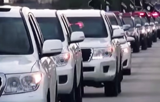 بالفيديو: استعراض لسيارات شرطة داعش الحديثة الطراز بشوارع بنغازي