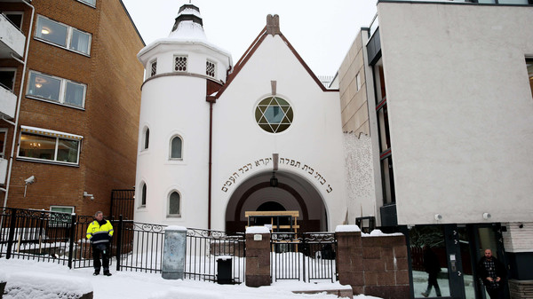 سلسلة بشرية لمسلمي النرويج حول معبد يهودي بأوسلو