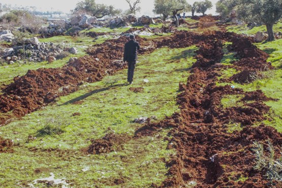 الاحتلال يجرف أراض في خربة زنوتا في الظاهرية