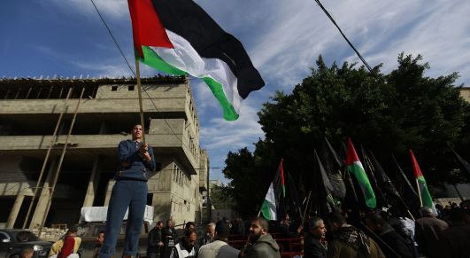  مسيرة جنوبي غزة تطالب بتسريع إعادة الإعمار ورفع الحصار الإسرائيلي
