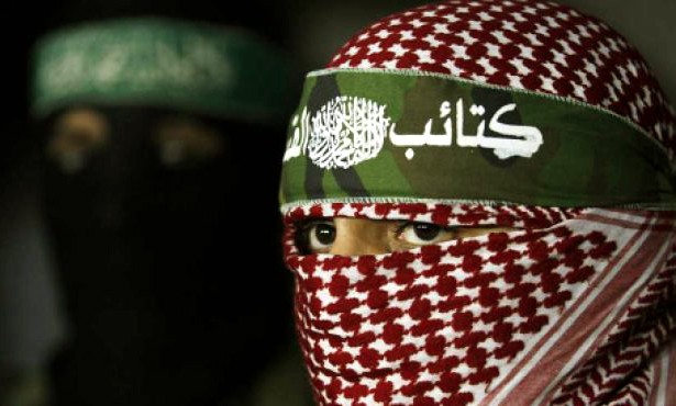 العشرات يصلون الجمعة أمام السفارة المصرية بغزة احتجاجا على اعتبار القسام 
