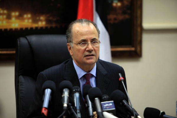 مصطفى  يطالب المجتمع الدولي الضغط على إسرائيل  لوقف سياساتها التعسفية  بحق الاقتصاد 