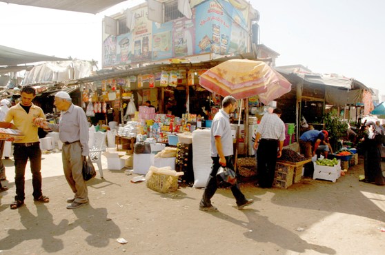 ركود غير مسبوق يخيم على أسواق قطاع غزة مع استمرار أزمة الرواتب
