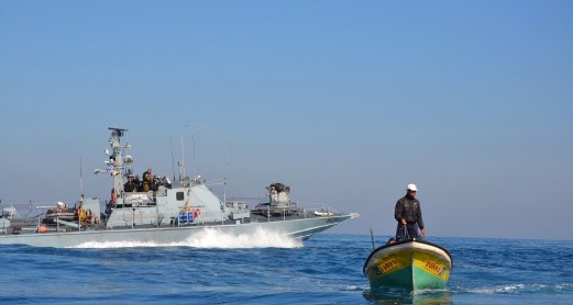 غزة: زوارق بحرية الاحتلال تطلق قذائف على مراكب الصيادين