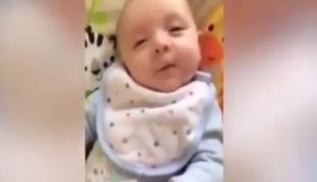 بالفيديو...طفل في شهره الأول يتكلم 