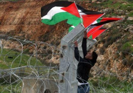 رفع أعلام فلسطينية على بوابة مستوطنة شرق بيت لحم