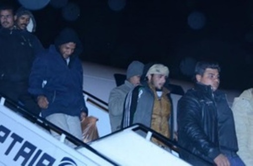 القاهرة تستقبل أول رحلة جوية لمصريين عائدين من ليبيا عبر الجزائر
