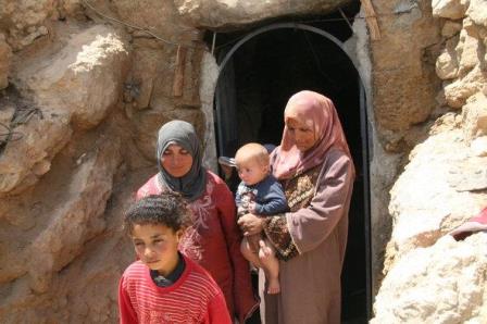 لمواجهة الاستيطان .. فلسطينيون يتخذون من الكهوف بيوتا 