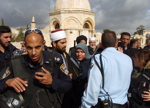 توتر في الأقصى إثر تطاول شرطي إسرائيلي على سيدنا محمد