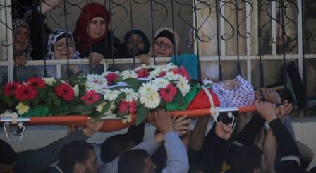 بالهتافات والورود.. المواطنون يشيعون الشاب صافي في مخيم الجلزون