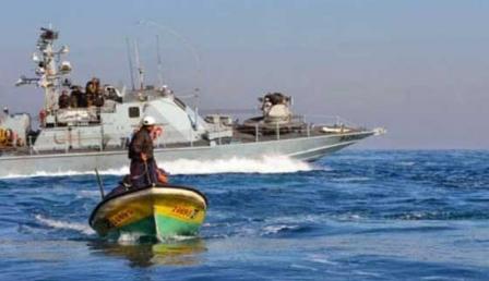بحرية الاحتلال تستهدف الصيادين قبالة بحر غزة