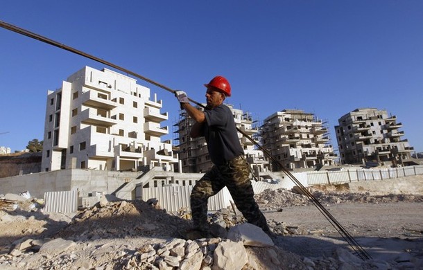 تقرير: الفلسطينيون يستحوذون على 2.2 % من العمالة داخل إسرائيل فى 2014