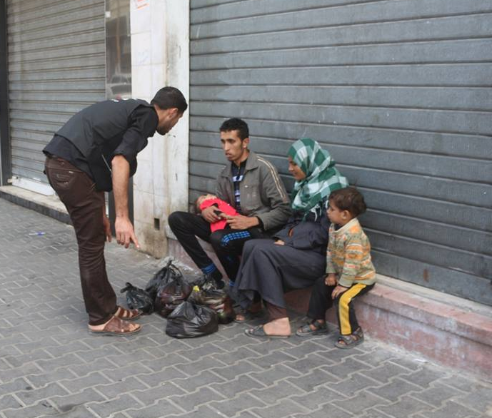 هنا غزة :ينام في الشارع واسرته بلا طعام منذ يومين لطرده من بيت مستاجر