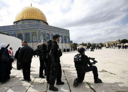 القدس: الاحتلال يعتقل سيدة من المسجد الأقصى وشابا