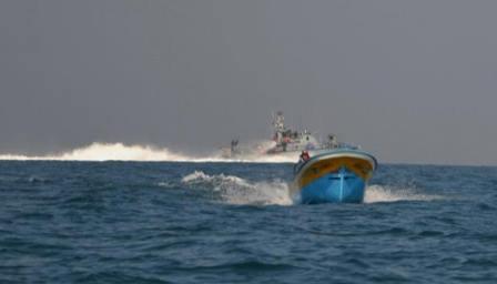 البحرية الإسرائيلية تعتقل صياديْن فلسطينييُن اثنين وتصيب آخر قبالة شواطئ غزة 