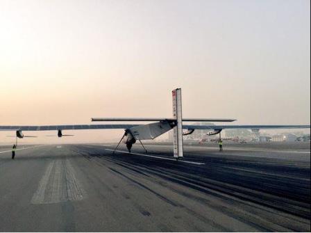 انطلاق أول رحلة حول العالم باستخدام طائرة تعمل بالطاقة الشمسية من أبو ظبي